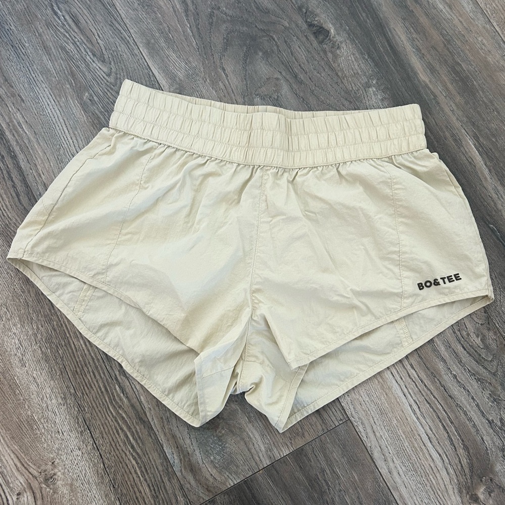 bo + tee neutral beige athletic running shorts women’s size small